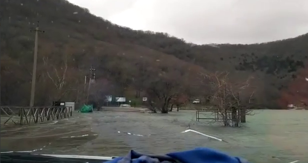 В Краснодарском крае озеро вышло из берегов и затопило дорогу
