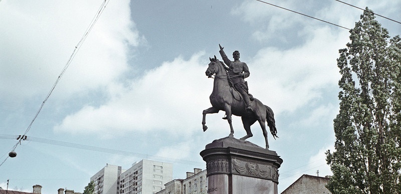 «Стираем историю?» В Киеве демонтируют памятники Щорсу и генералу Ватутину 
