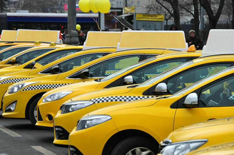 Hyundai в бизнес-классе: в Сочи девушки нахамили таксисту из-за марки автомобиля - ВИДЕО