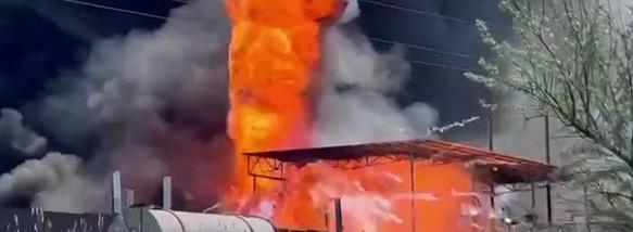 «Снова ВСУ или случайность?» В Ставрополье около бетонного завода произошёл мощный пожар: загорелись бочки с мазутом – ВИДЕО