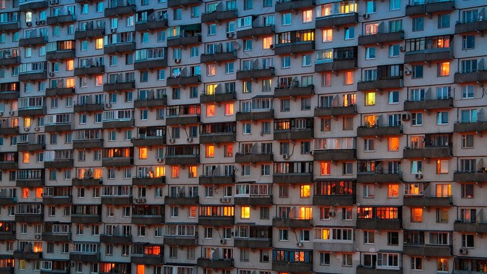 В Анапе мужчина упал на припаркованный автомобиль с высоты 13 этажа