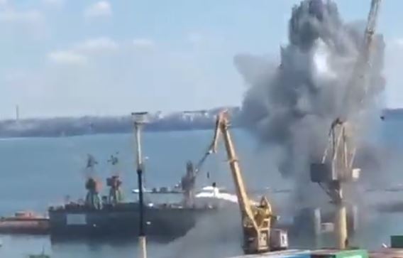 Удар по складам зерна в Одессе оказался фейком: ВС РФ уничтожила военный корабль и склад ракет Harpoon – ВИДЕО