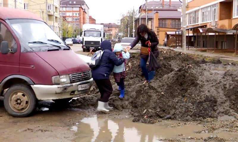 Краснодарцы на сходе пожаловались главе края Кондратьеву и прокурору Табельскому на состояние посёлка Российский