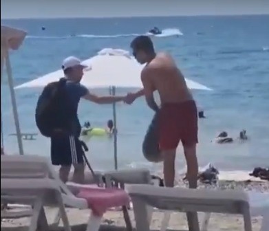 «Дружбу крепкую не разлить водой»: на пляже в Сочи спасатель подружился с постоянным посетителем пляжа, которому сложно передвигаться  - ВИДЕО