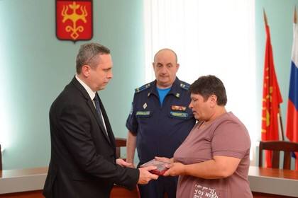 В Майкопе семье погибшего на Украине военнослужащего вручили посмертный орден Мужества.jpg