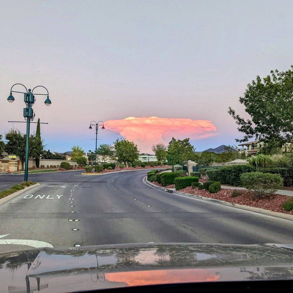 Местные жители Лас-Вегаса испугались, приняв обычное облако за ядерный гриб, возникающий после взрыва радиоактивных боеприпасов 2.jpg