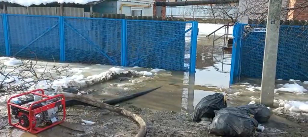 В Краснодарском крае затопило дворы и дома.png