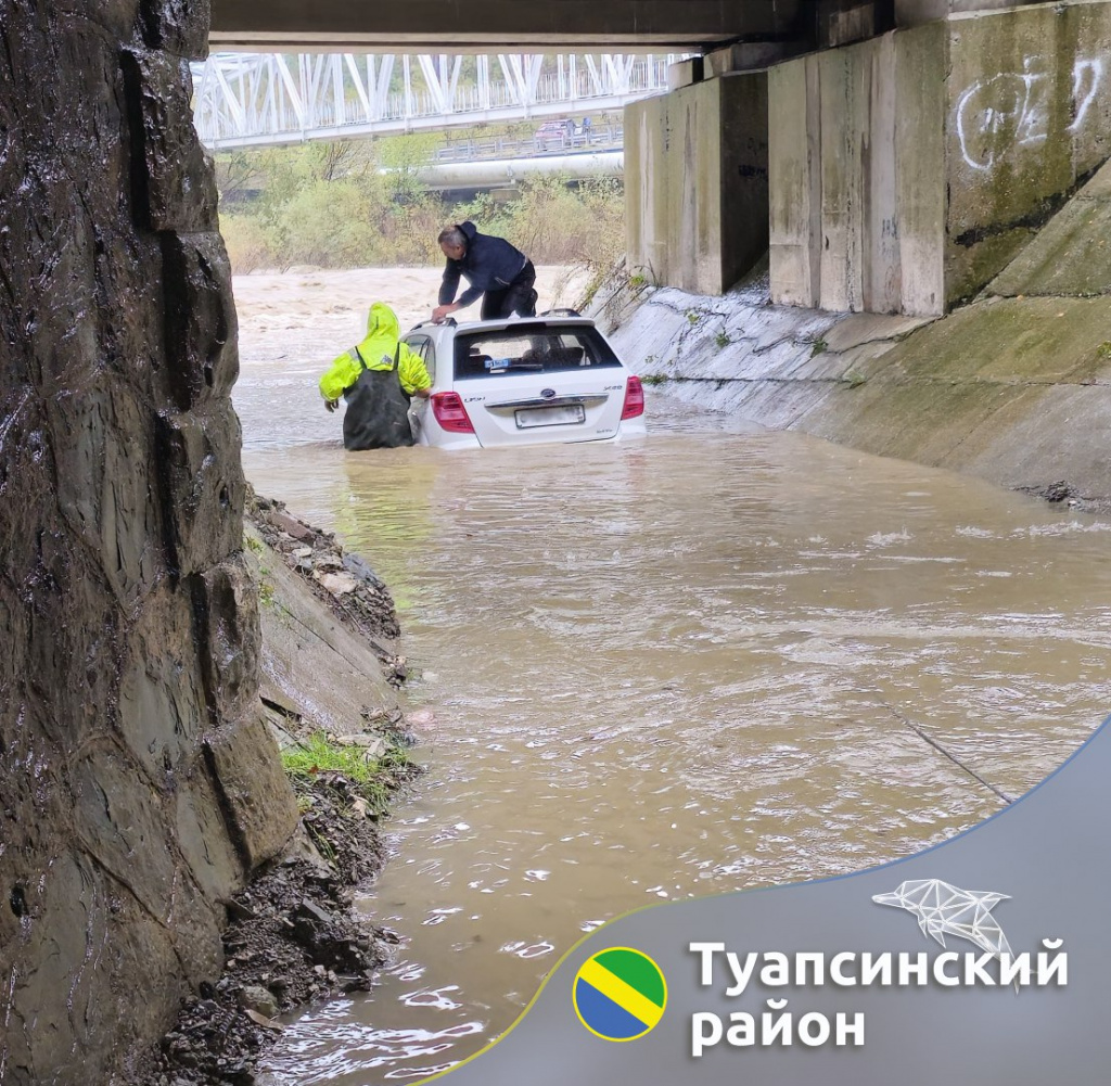 Застрявший под мостом автомобиль.jpg