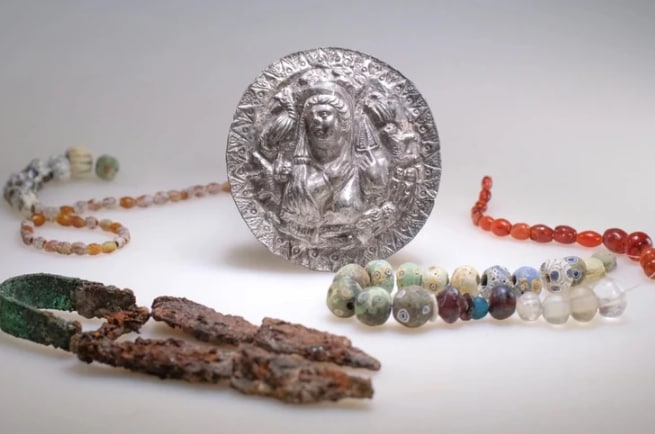 В станице Тамань археологи обнаружили клад золотых византийских монет и могилу женщины с медальоном, на котором изображена богиня Афродита.jpg