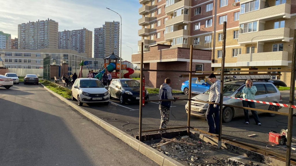 Новая свалка около дома на Проспекте Писателя Знаменского, 34.jpg Новая свалка около дома на Проспекте Писателя Знаменского, 34.jpg