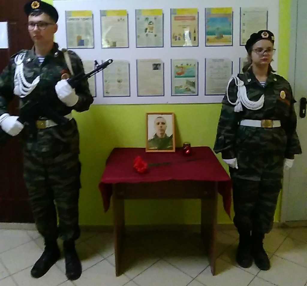 В школе ст. Атаманской на Кубани почтили память о погибшем на Украине ученике.jpg