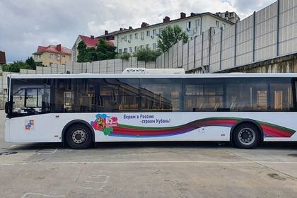 В Сочи в честь приближающегося 85-летия Краснодарского края автобусы начали украшать особой символикой.jpg