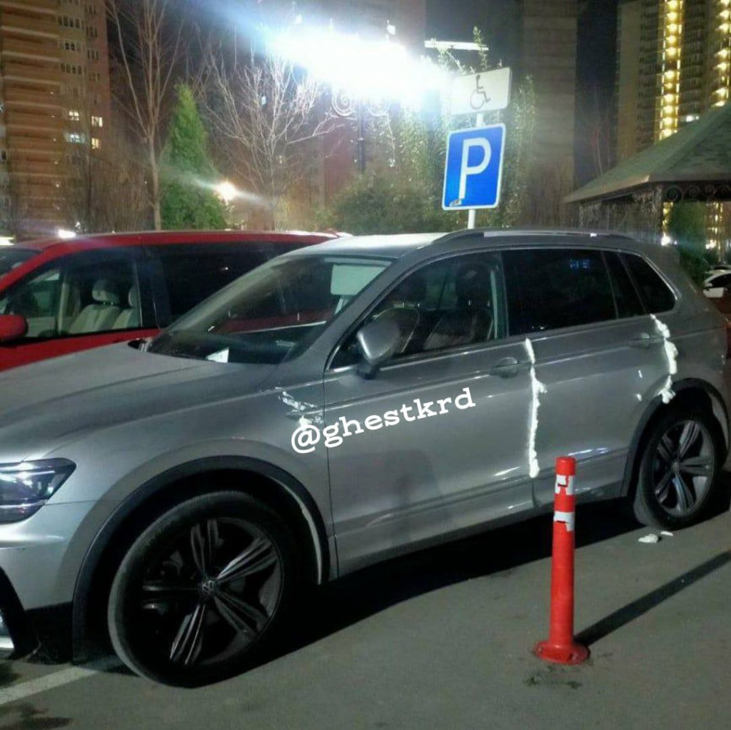 В Краснодаре двери припаркованного авто заблокировали герметиком1.jpg