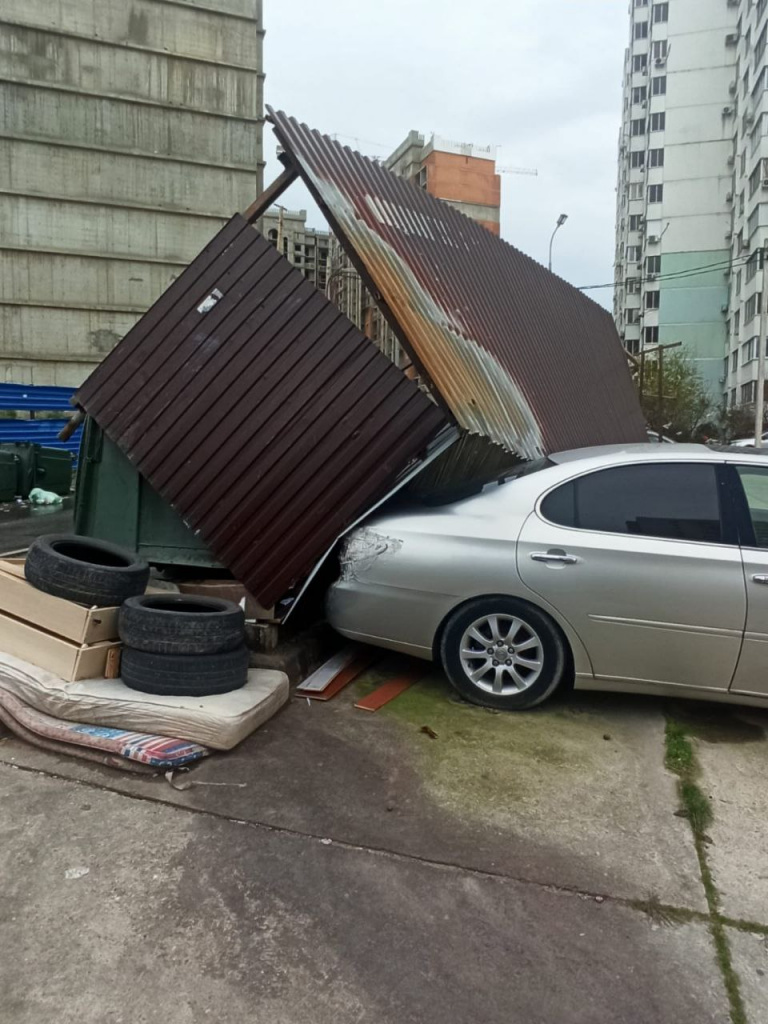 В Новороссийске на автомобили рухнула конструкция, которая мусорные баки.jpg