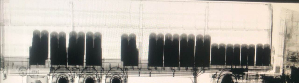 Рентгеновский снимок фуры со взрывчаткой на таможенном посту.jpg