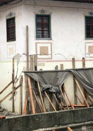 В Бахчисарае, Крым, разрушается здание дворцового комплекса