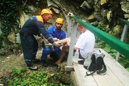 Сочинские спасатели эвакуировали из Свирского ущелья мужчину, который сильно повредил ногу во время прогулки к водопадам.jpg