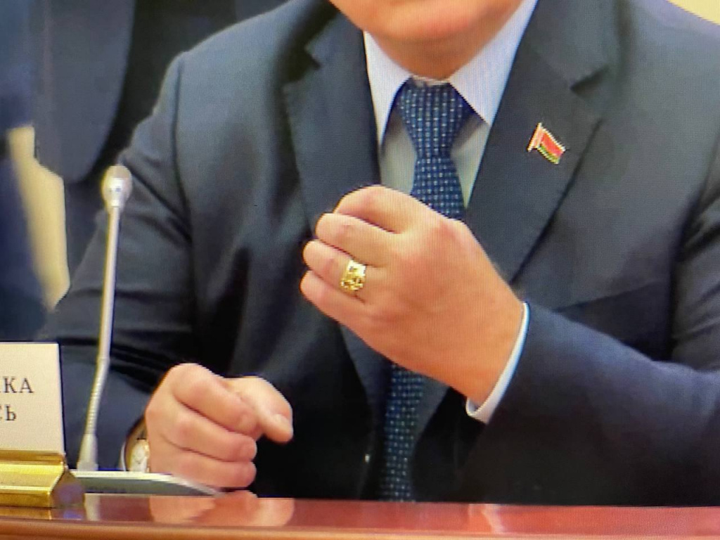 Лукашенко с кольцом.jpg