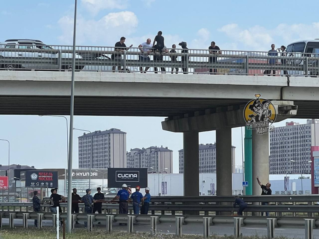Под Краснодаром перекрыли Тургеневское шоссе из-за мужчины, который сел на перила моста, внизу растянули полотно.jpg