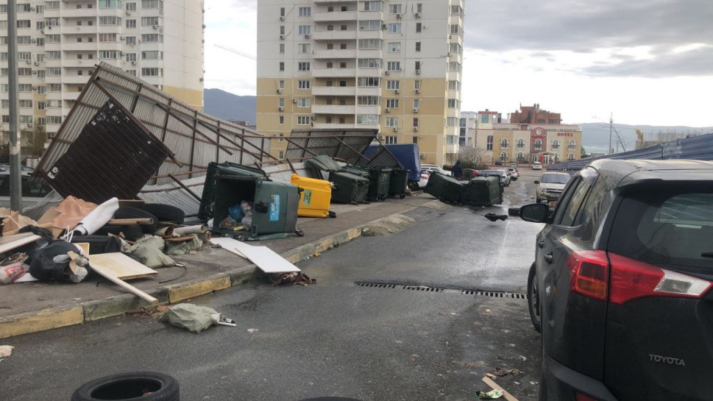 В Новороссийске на автомобили рухнула конструкция, которая мусорные баки1.jpg
