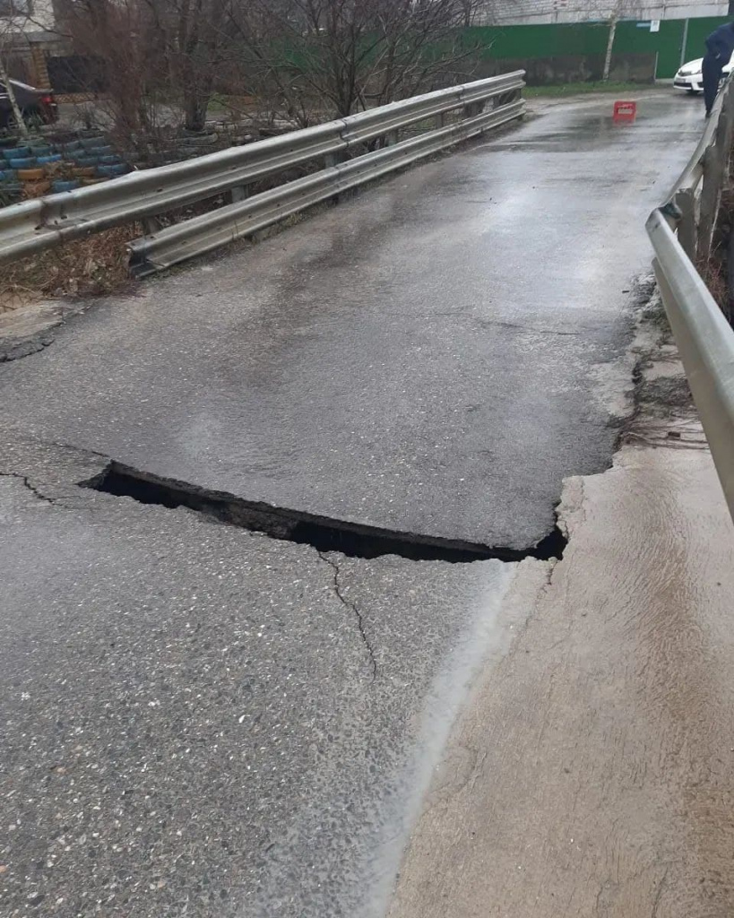 Оползень частично разрушил мост в Крымском районе