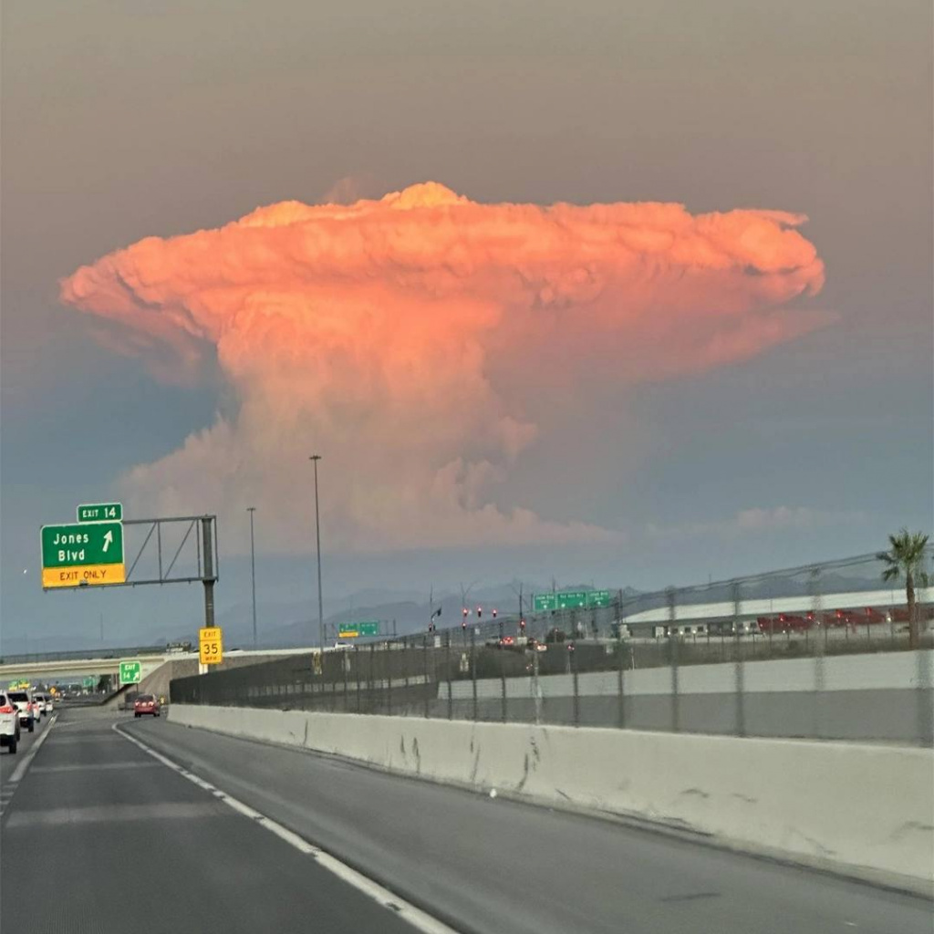 Местные жители Лас-Вегаса испугались, приняв обычное облако за ядерный гриб, возникающий после взрыва радиоактивных боеприпасов.jpg