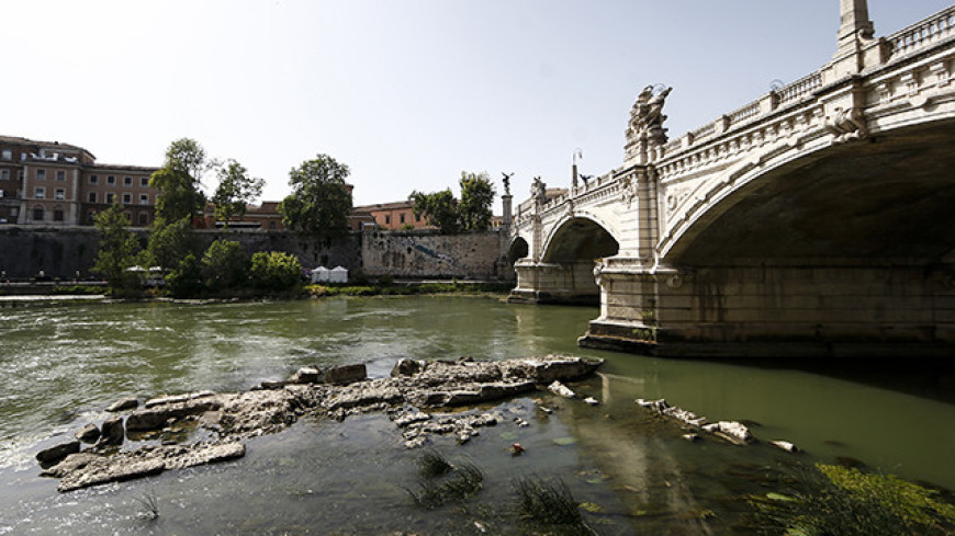 В римской реке Тибр показались руины моста, построенного в первом веке для императора Нерона.jpg