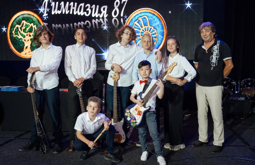 Директор 87 гимназии Ботвиновская Алла Григорьевна пригласила Сашу Ким на прослушивание в школьную рок-группу Гимназия 87, куда его впоследствии приняли в качестве вокалиста 2.jpg