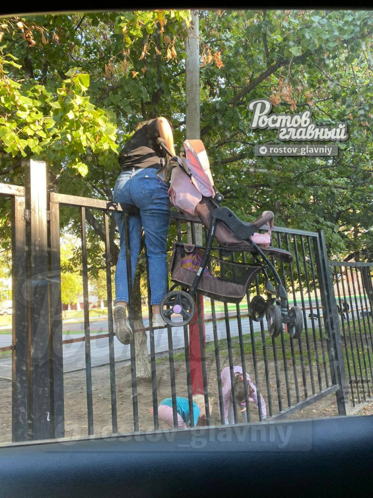 В Ростове-на-Дону мамочка с коляской в руках перелезла через забор.jpg