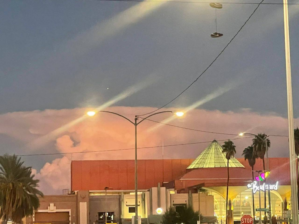 Местные жители Лас-Вегаса испугались, приняв обычное облако за ядерный гриб, возникающий после взрыва радиоактивных боеприпасов 3.jpg