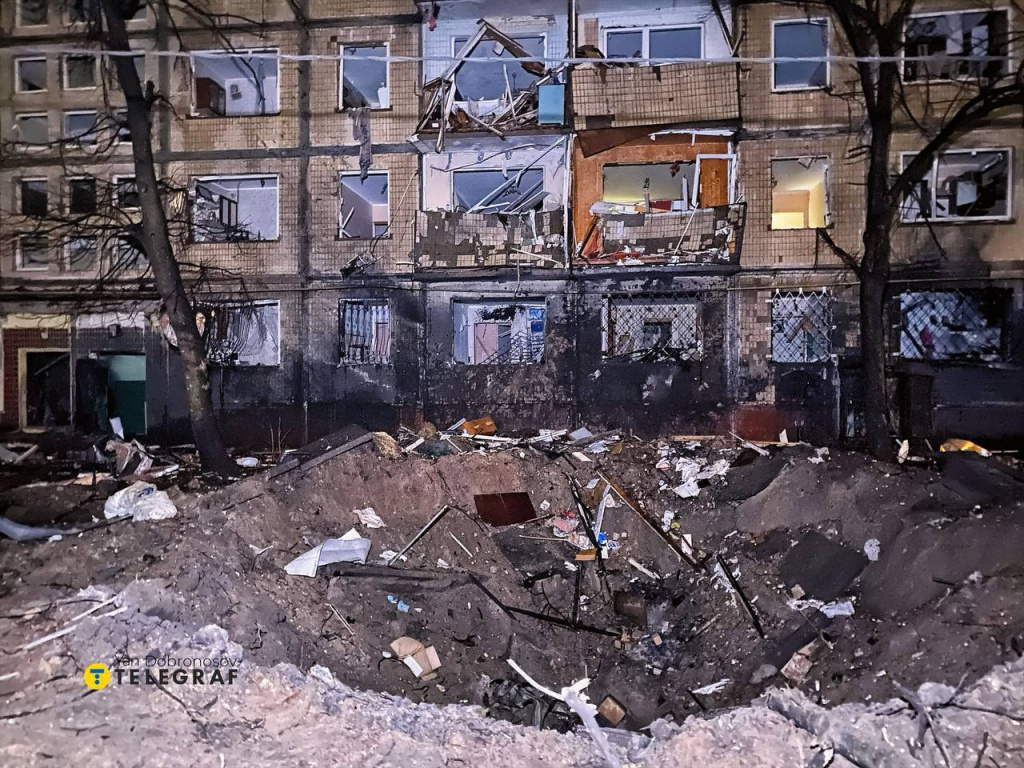 Воронка в одном из дворов Киева.jpg