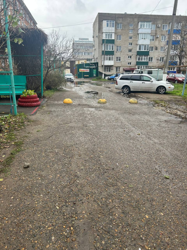 Бетонные полусферы во дворе дома на улице Октябрьской, 89.jpg