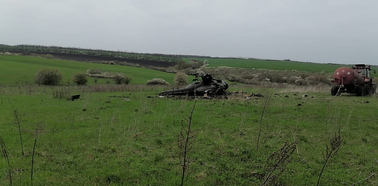 в Мостовском районе Кубани в десяти километрах от села Унароково разбился при посадке вертолёт Ми-2, обрабатывающий поля.jpg