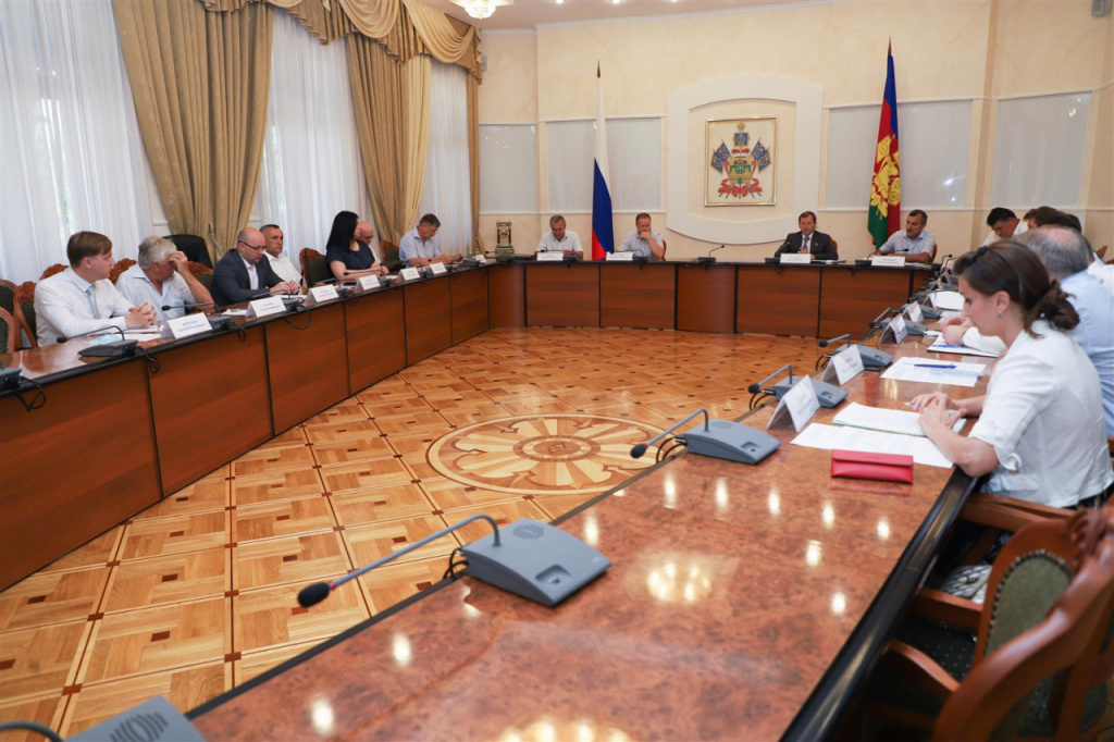 После 67 заседания Законодательного собрания Краснодарского края депутаты проголосовали против возврата прямых выборов мэров на Кубани.jpg