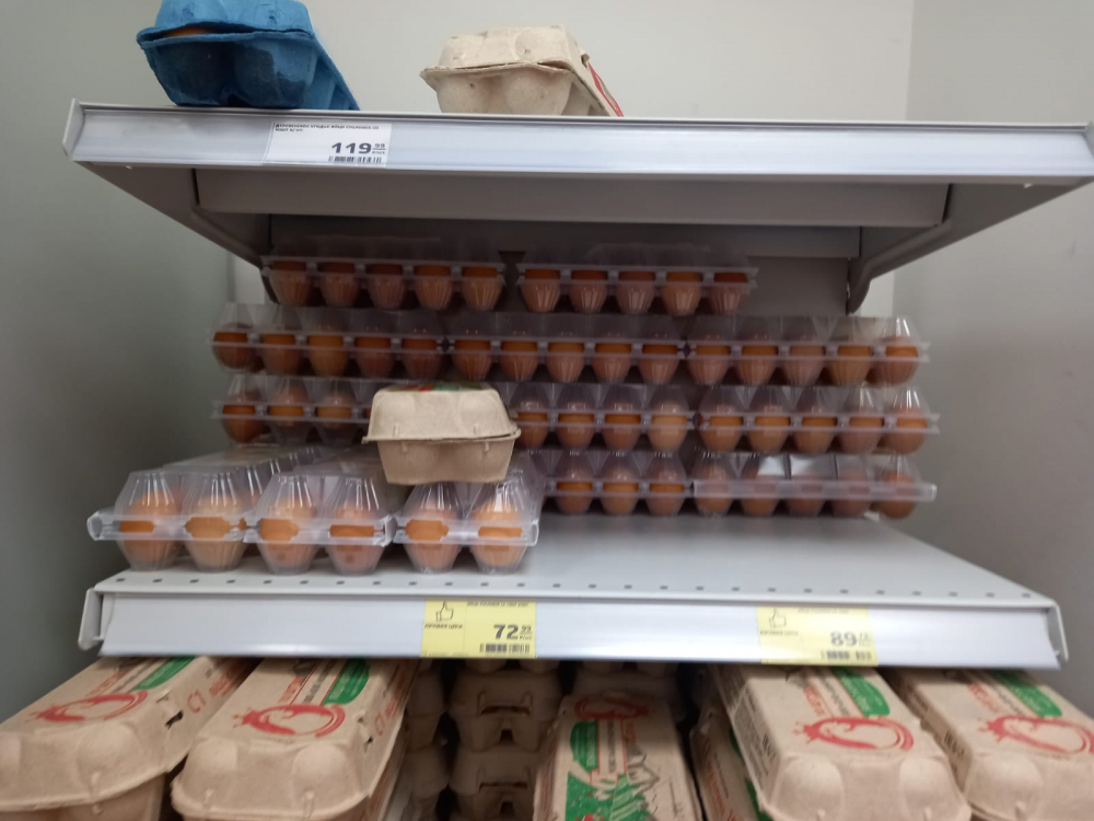 Жители Краснодарского края столкнулись с дефицитом белых куриных яиц в магазинах, который вызван тем, что перед Пасхой многие массово скупают данный продукт.jpeg