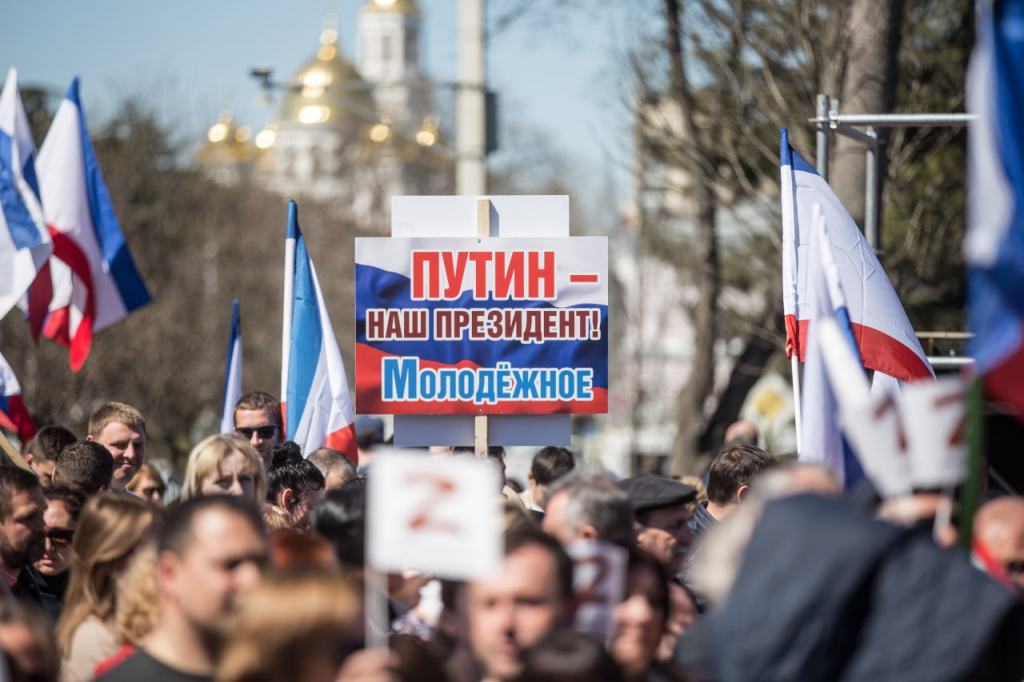 Жители республики Крым решили устроить патриотический митинг в честь своих собратьев из Донецкой и Луганской народных республик и, помимо этого, крымчане в ходе акции выступили против киевского режима.jpg