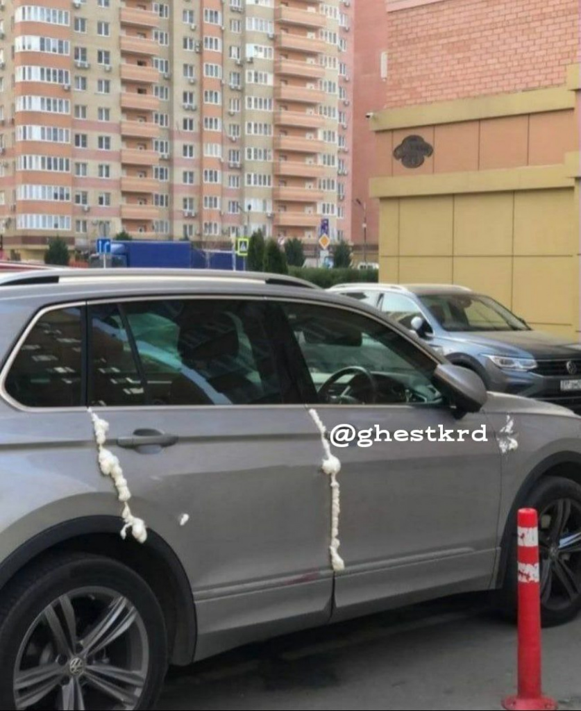 В Краснодаре двери припаркованного авто заблокировали герметиком.jpg