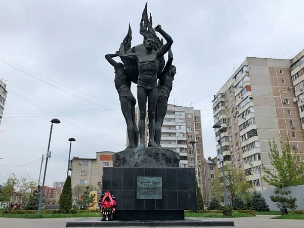 В Юбилейном микрорайоне города Краснодара около памятника ликвидаторам катастрофы на Чернобыльской АЭС традиционно пройдёт митинг.jpg