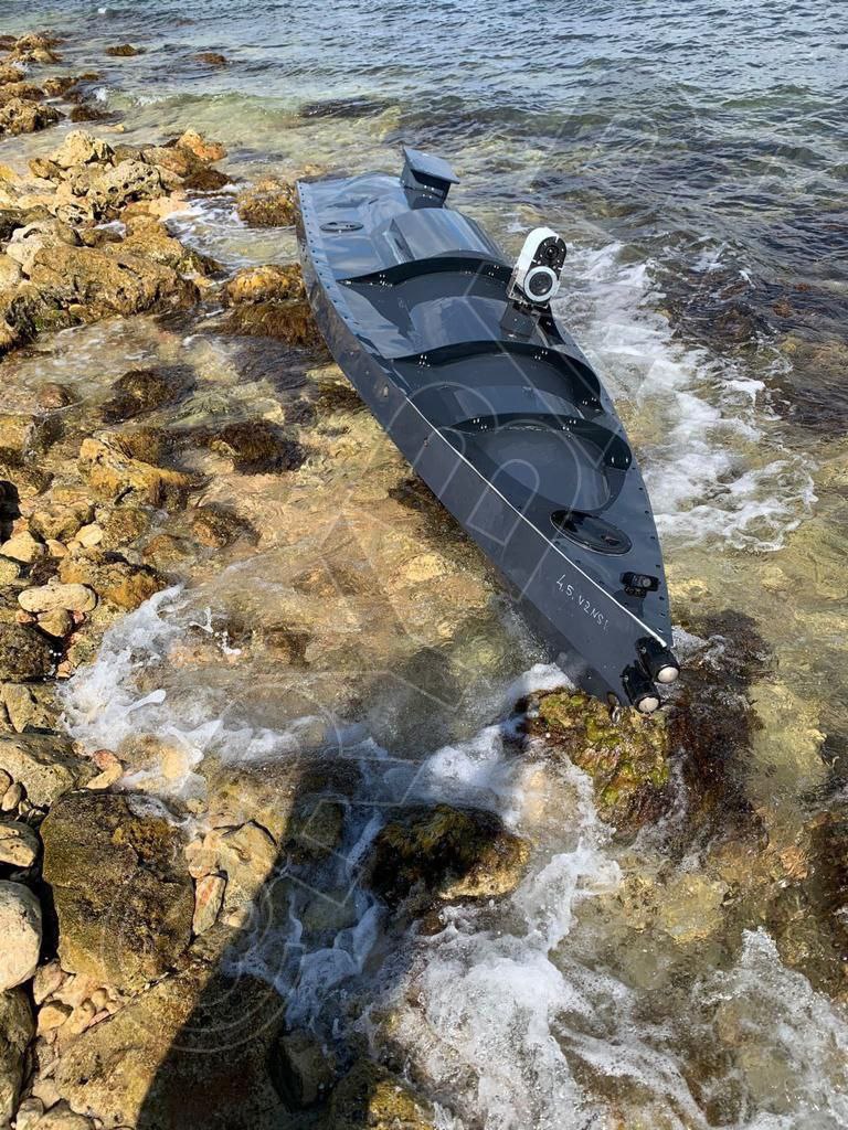 В Севастополе местные жители услышали мощные взрывы, а затем обнаружили на берегу моря неизвестный объект, похожий на лодку-беспилотник ВСУ.jpg