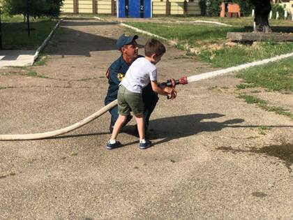 Спасатели Адыгеи предоставили мальчику возможность почувствовать себя настоящим пожарным и разрешили ему использовать пожарный шланг.jpg