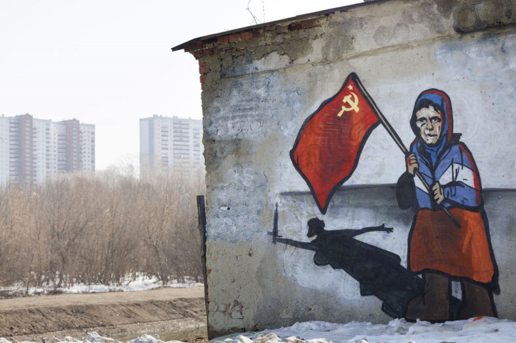 В Екатеринбурге уличные художники нарисовали граффити с бабушкой.jpg