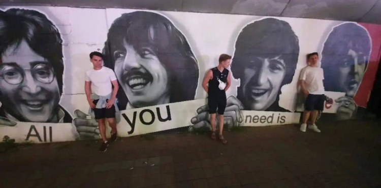 Изображение участников группы The Beatles в Сочи на улице Несербской.jpeg