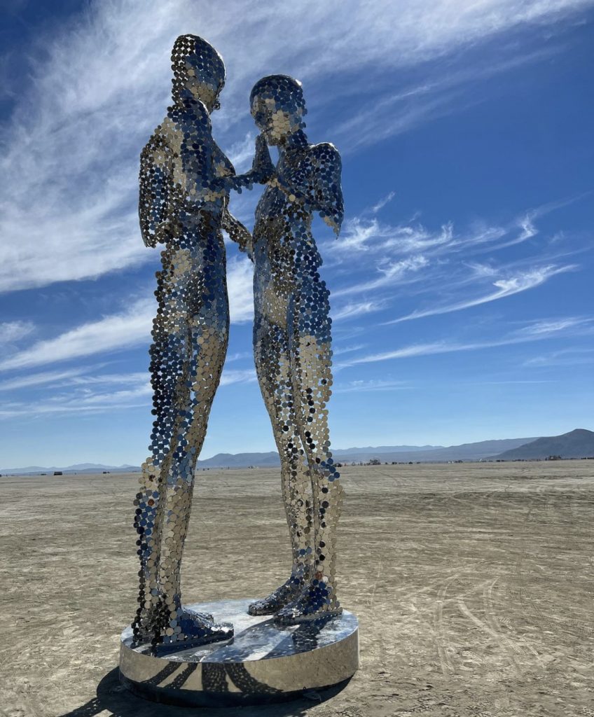 Серебряные статуи на Burning Man.jpg