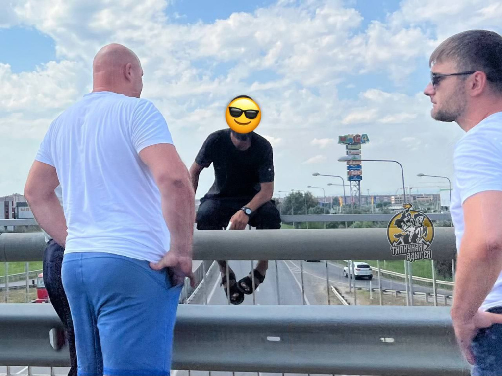 Мужчина сидел на перилах моста.jpg