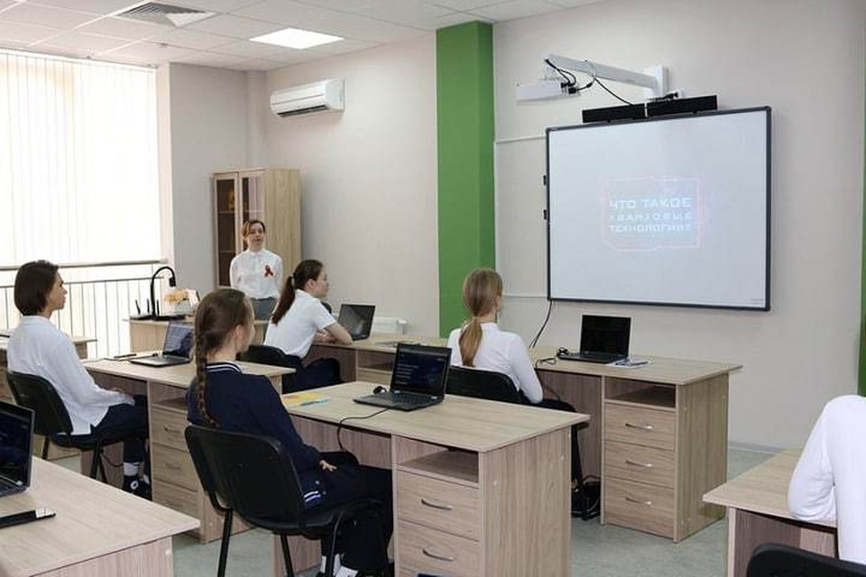 учащиеся краснодарской гимназии номер 23 присоединились к участию во всероссийском образовательном проекте под названием Урок цифры.jpg