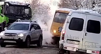 В Краснодаре автобус со школьниками увяз в грязи на бездорожье