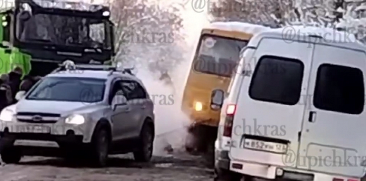 В Краснодаре автобус со школьниками увяз в грязи на бездорожье
