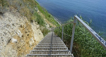 На берегу моря в Анапе обнаружили мужчину без сознания - он упал с лестницы в 300 ступеней