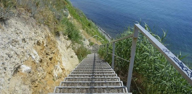 На берегу моря в Анапе обнаружили мужчину без сознания - он упал с лестницы в 300 ступеней