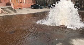 «Открыт новый фонтан!» В Краснодаре несколько суток из канализации струятся нечистоты
